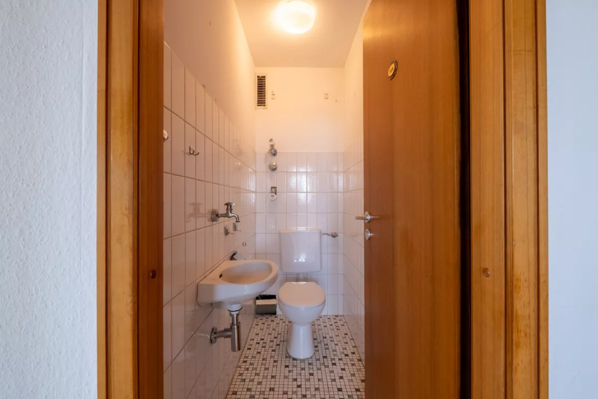 separates WC