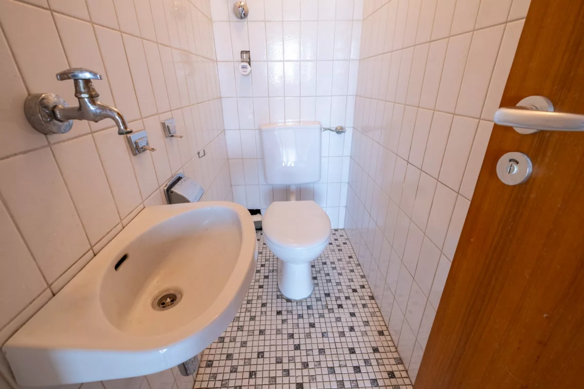 separates WC