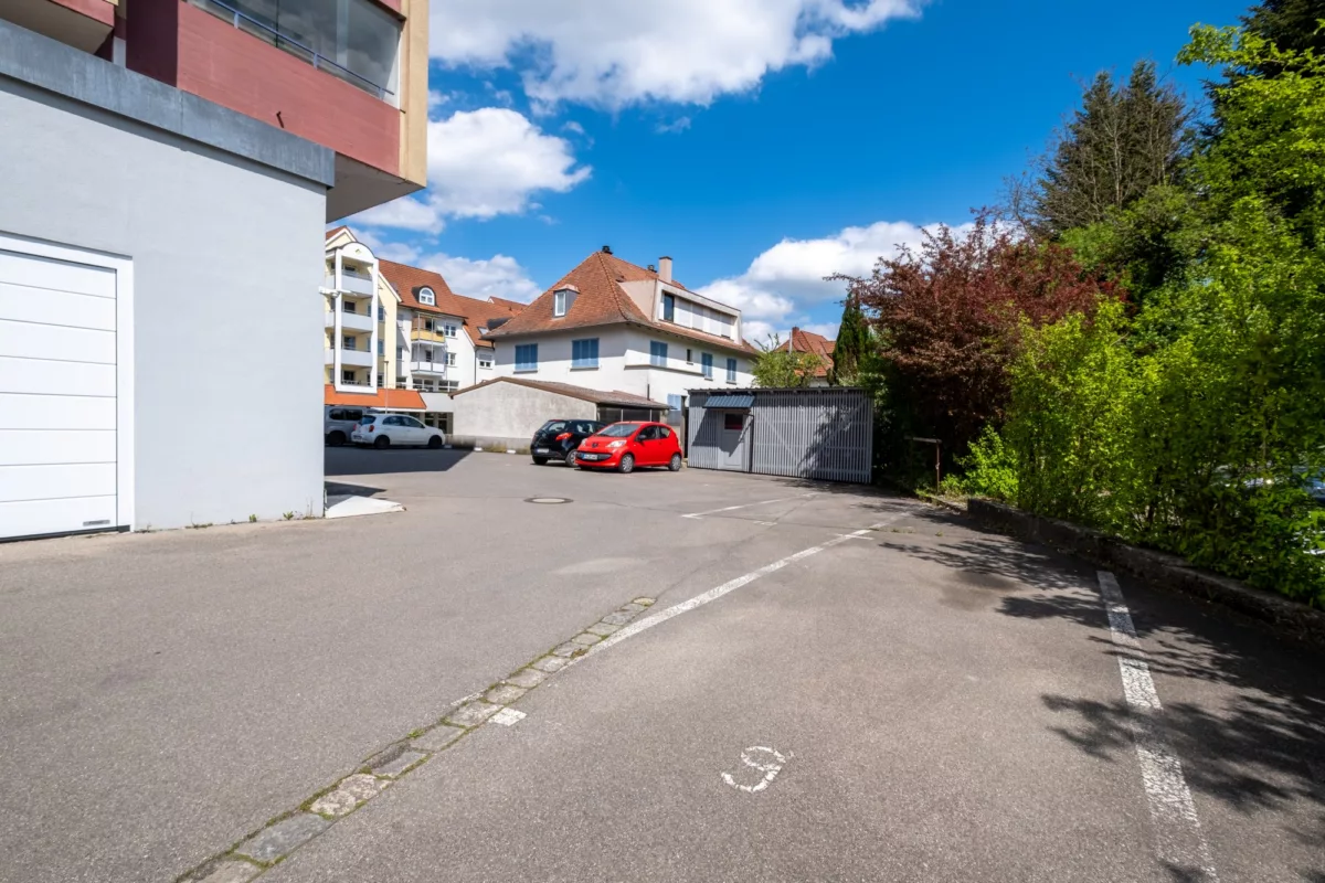 Außenanlage mit Müllraum