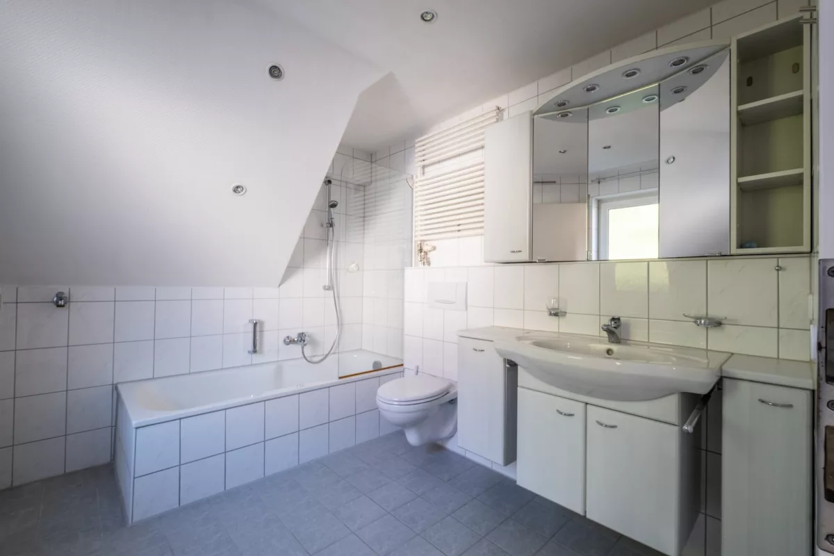 Badewanne mit Duschwand