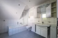 Badewanne mit Duschwand