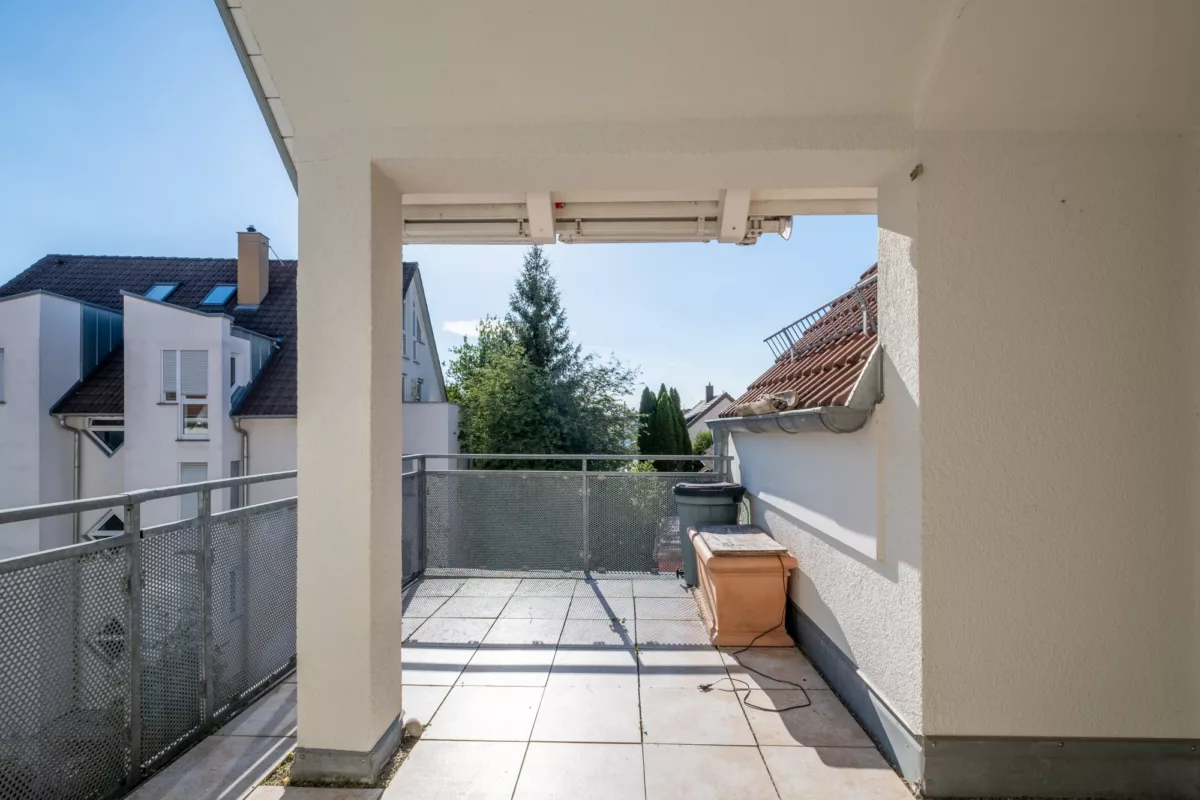 Balkonloggia teilüberdacht