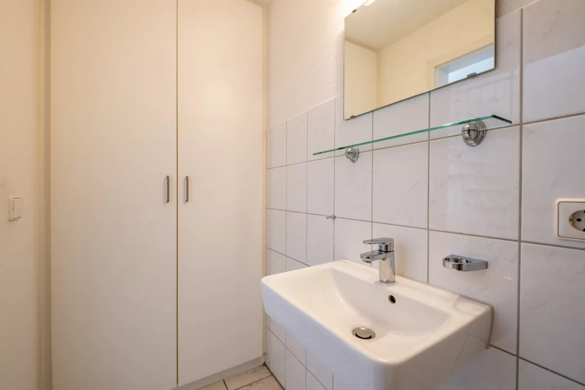 Gäste-WC mit Einbauschrank