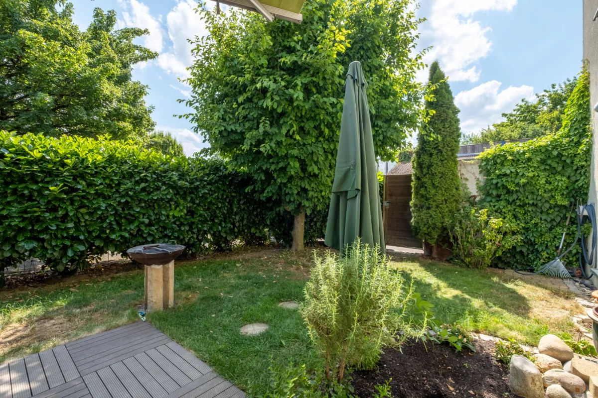 Garten mit Gartentüre
