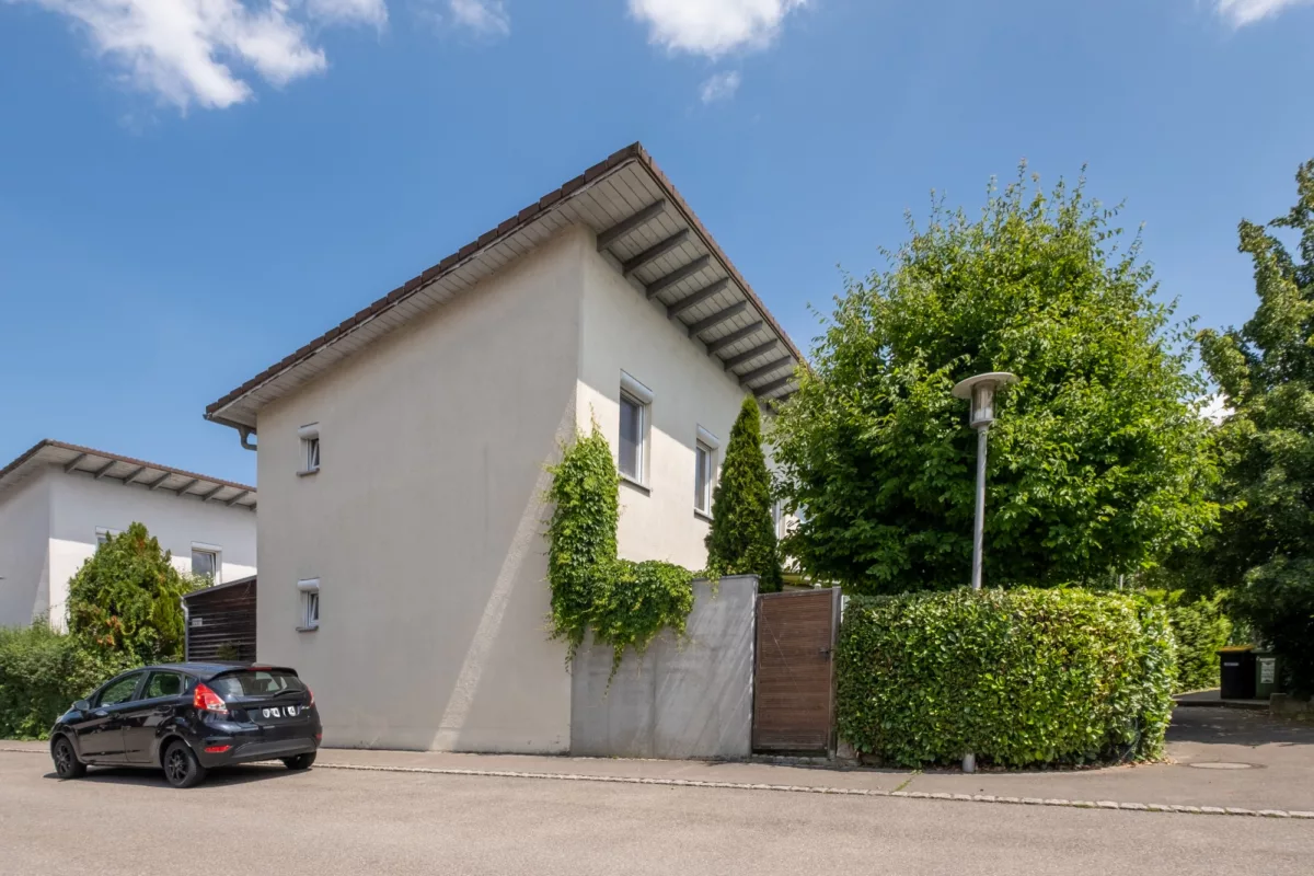 Doppelhaushälfte, Gartenzugang von außen