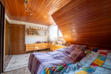 CHARMANT! Siedlungshäuschen mit sonnigem Garten in beliebter Wohnlage von FN-Löwental - Schlafzimmer (2467)