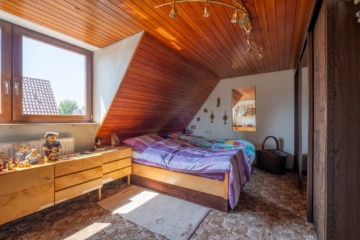 CHARMANT! Siedlungshäuschen mit sonnigem Garten in beliebter Wohnlage von FN-Löwental - Schlafzimmer (2466)