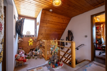 CHARMANT! Siedlungshäuschen mit sonnigem Garten in beliebter Wohnlage von FN-Löwental - Flur (2469)