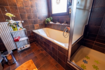 CHARMANT! Siedlungshäuschen mit sonnigem Garten in beliebter Wohnlage von FN-Löwental - Badewanne und Dusche (2475)