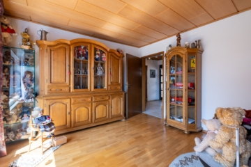 CHARMANT! Siedlungshäuschen mit sonnigem Garten in beliebter Wohnlage von FN-Löwental - Wohnzimmer (2448)