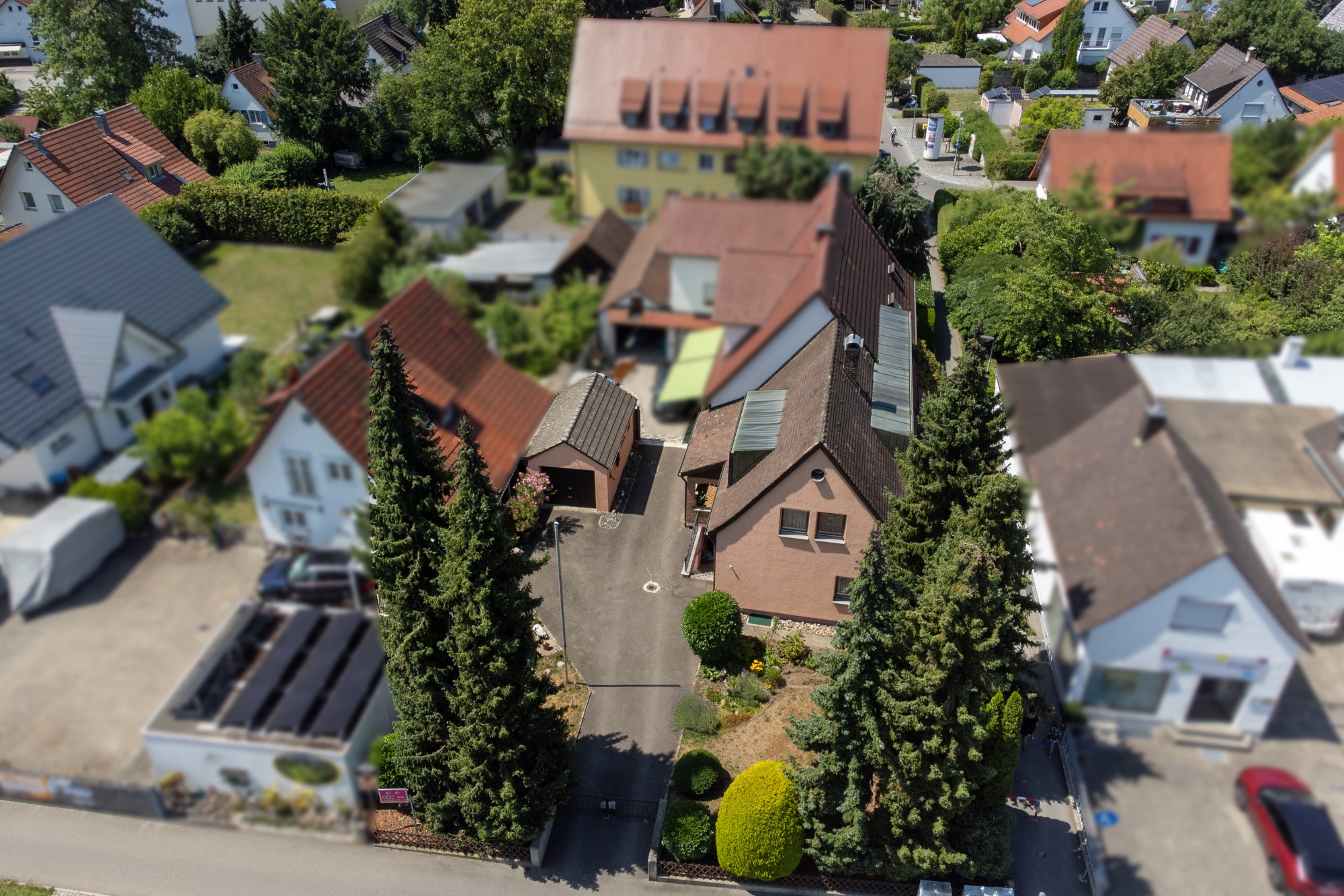 von oben - DHH mit Garage