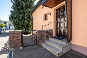 CHARMANT! Siedlungshäuschen mit sonnigem Garten in beliebter Wohnlage von FN-Löwental - Haus- & Garteneingang (2445)