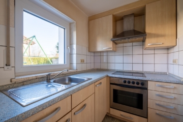 SANIEREN & EINZIEHEN! Helle, geräumige 2-Zimmerwohnung mit Garage in der beliebten Weststadt - Küche mit Einbauküche (1338)
