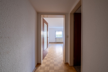 SANIEREN & EINZIEHEN! Helle, geräumige 2-Zimmerwohnung mit Garage in der beliebten Weststadt - Flur zu Wohnen (1344)