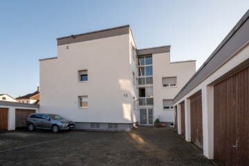 SANIEREN & EINZIEHEN! Helle, geräumige 2-Zimmerwohnung mit Garage in der beliebten Weststadt - Mehrfamilienhaus mit Garage (1332)