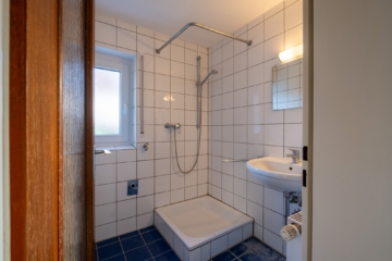 SANIEREN & EINZIEHEN! Helle, geräumige 2-Zimmerwohnung mit Garage in der beliebten Weststadt - Badezimmer mit Dusche (1341)
