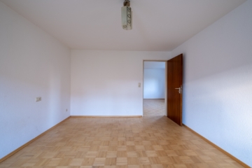 SANIEREN & EINZIEHEN! Helle, geräumige 2-Zimmerwohnung mit Garage in der beliebten Weststadt - Schlafen mit Parkettboden (1340)