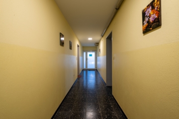 SANIEREN & EINZIEHEN! Helle, geräumige 2-Zimmerwohnung mit Garage in der beliebten Weststadt - Flur Untergeschoss (1351)