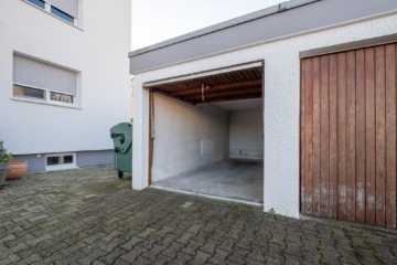 SANIEREN & EINZIEHEN! Helle, geräumige 2-Zimmerwohnung mit Garage in der beliebten Weststadt - Garage (1353)