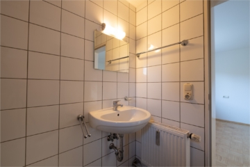 SANIEREN & EINZIEHEN! Helle, geräumige 2-Zimmerwohnung mit Garage in der beliebten Weststadt - Tageslicht-Duschbad (1343)