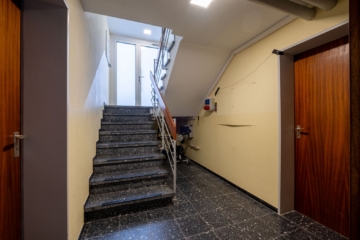 SANIEREN & EINZIEHEN! Helle, geräumige 2-Zimmerwohnung mit Garage in der beliebten Weststadt - Treppe ins Untergeschoss (1347)