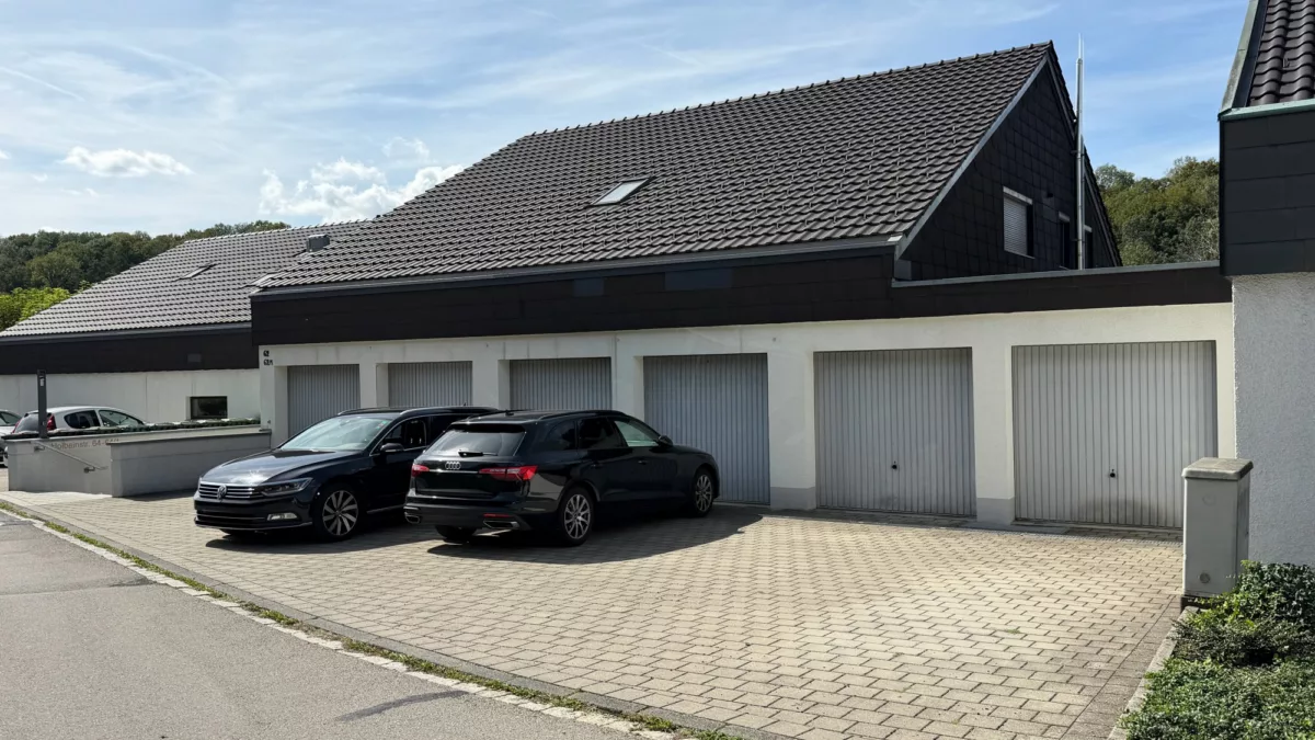 Stellplatz rechts vor Garage