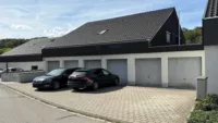 Stellplatz rechts vor Garage