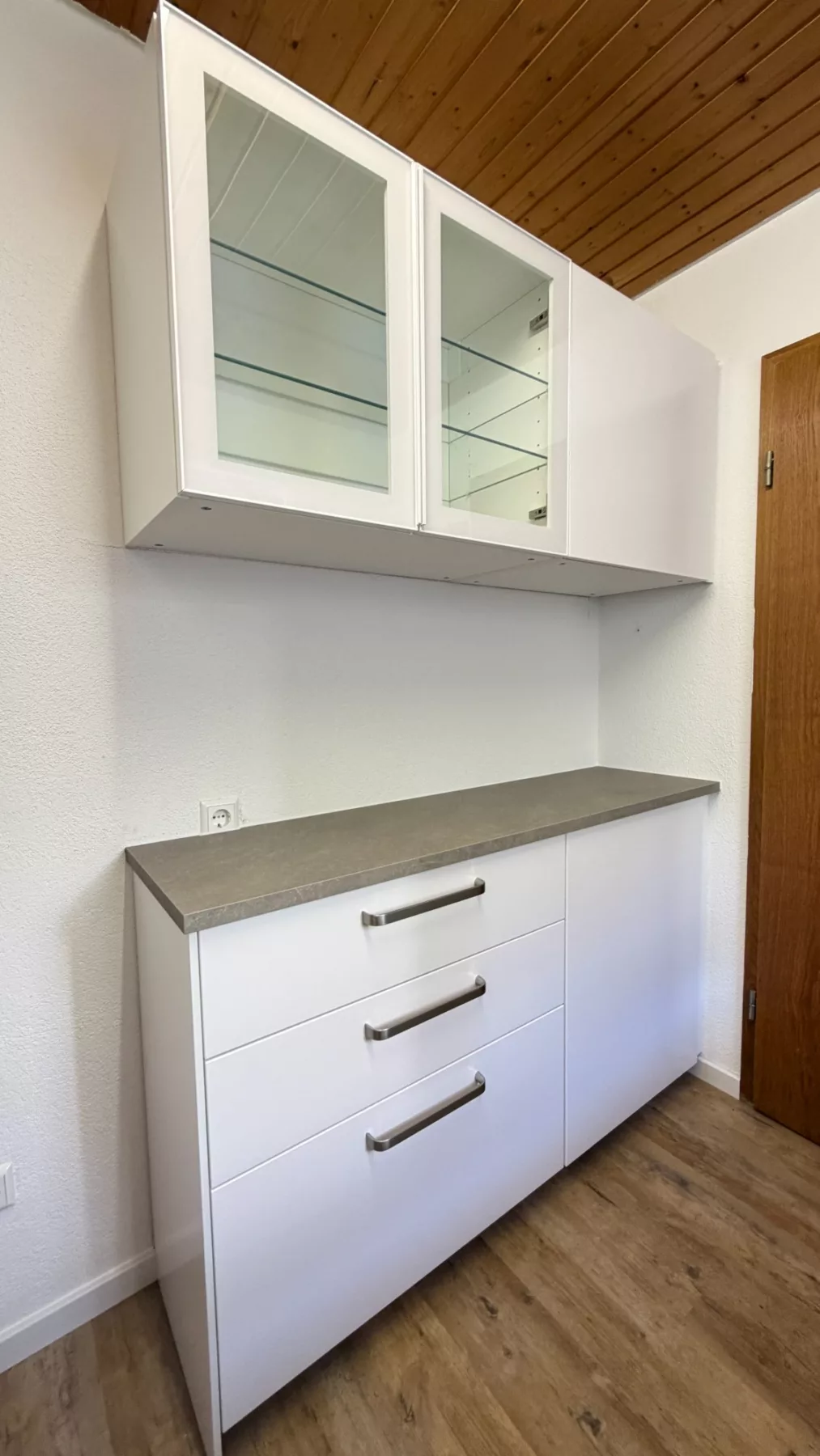 moderne Einbauküche mit Stauraum