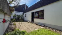 große Terrasse und Garten
